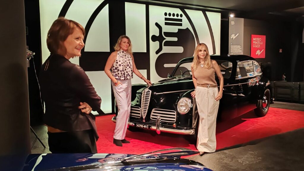 Donne e motori dietro le quinte. Guarda la gallery