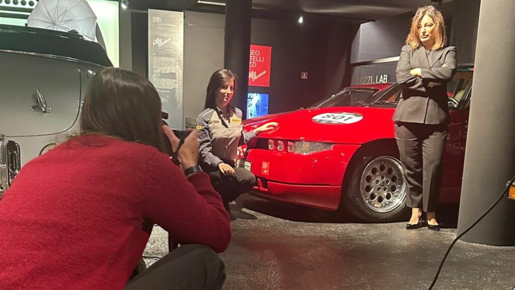 Donne e motori dietro le quinte. Guarda la gallery