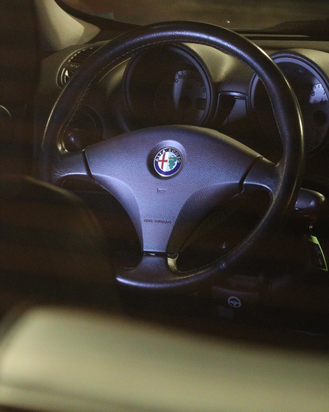 Foto 1.10: un primo piano della plancia della Giulietta del museo F.lli Cozzi realizzato dal lunotto posteriore. 