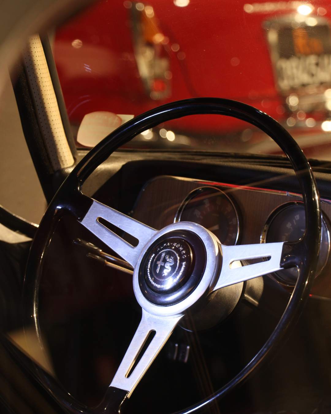 Foto 1.10: un primo piano della plancia della Giulietta del museo F.lli Cozzi realizzato dal lunotto posteriore. 