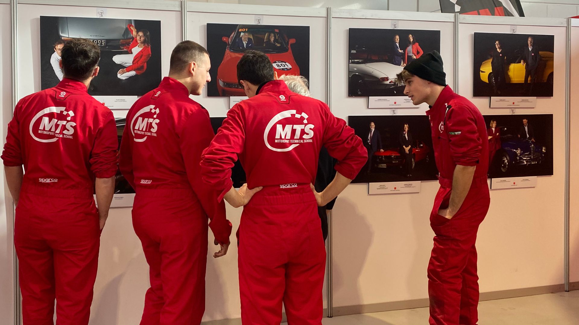 Elisabetta Cozzi presenta il Tour 2025 "Donne e Motori? Gioie e basta"