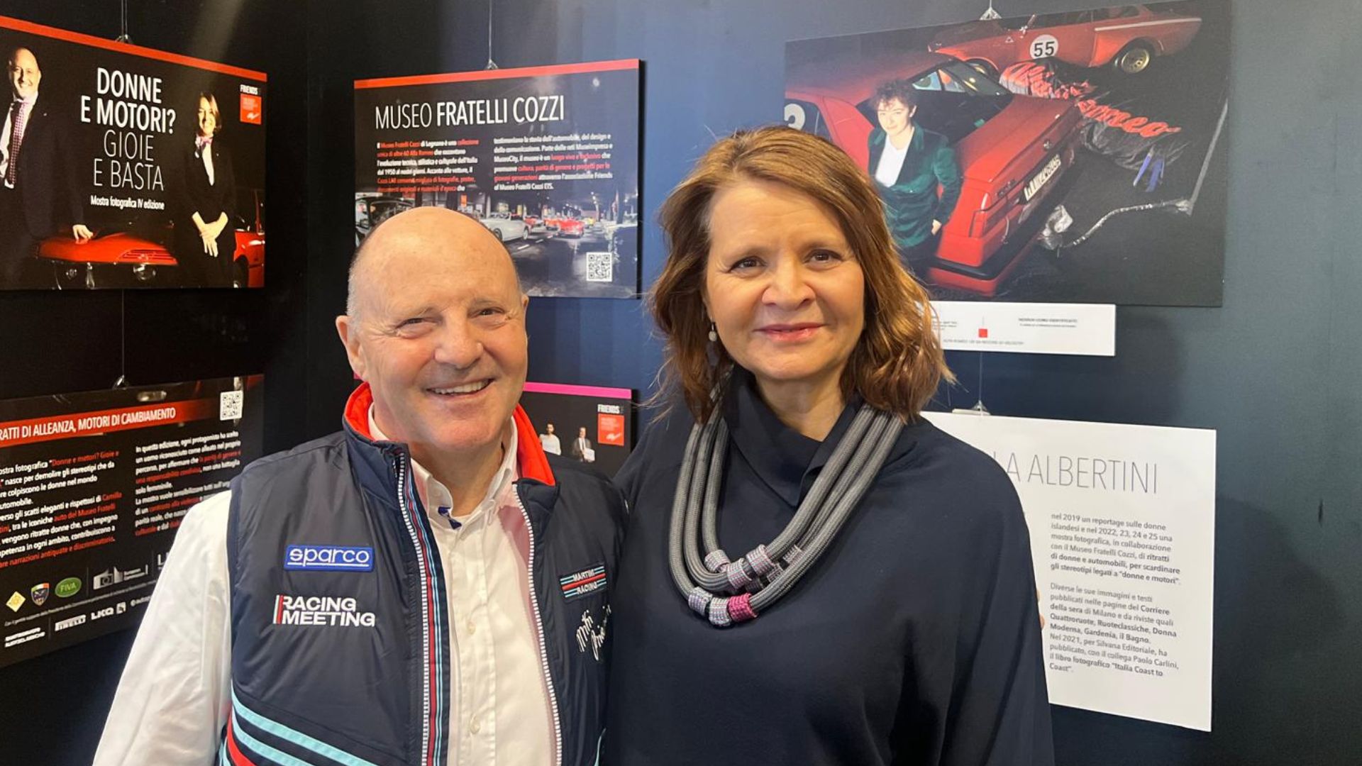 Elisabetta Cozzi presenta il Tour 2025 "Donne e Motori? Gioie e basta"